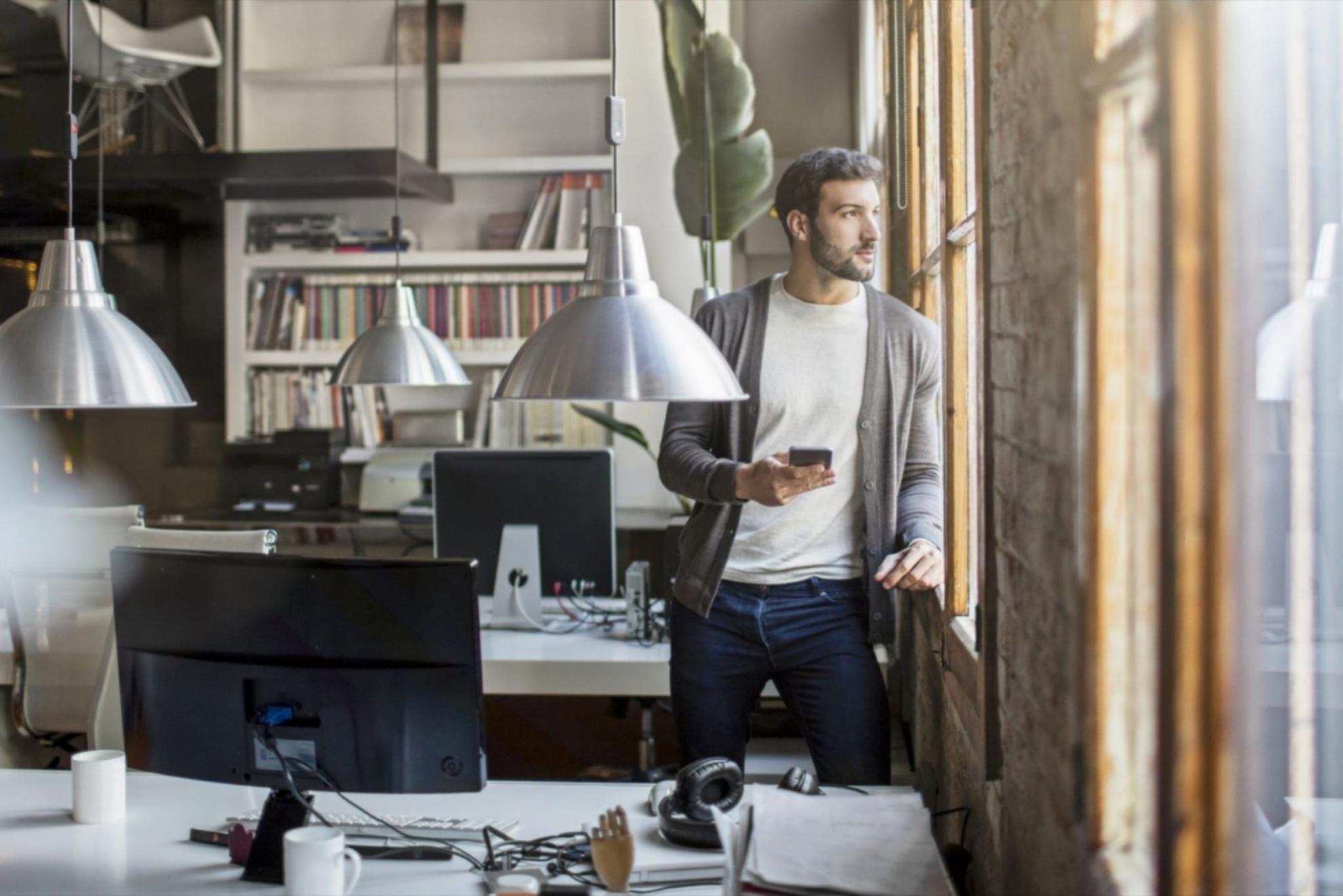 Teilnehmerin nutzt interaktive Analysewerkzeuge auf der Wulnariqora-Plattform